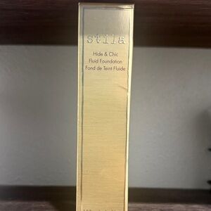 Stila Hide & Chic Foundation in Gold Box